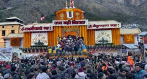 Uttarakhand: वैदिक मंत्रोच्चार के बीच खुले बदरीनाथ धाम के कपाट, हजारों श्रद्धालुओं ने किए दर्शन
