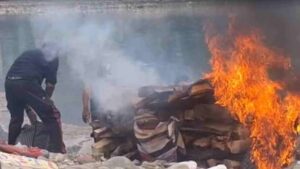 Uttarakhand: गीली लकड़ियों ने बढ़ाया परिवार का दर्द, चार घंटे तक चिता के पास बिलखते रहे परिजन