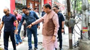 Uttarakhand: सीएम धामी ने खुद संभाली कमान: जाखन में फुटपाथ क्षतिग्रस्त होने पर अधिकारियों को लगाई फटकार