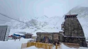 Uttarakhand: उत्तराखंड में मौसम का कहर: पर्वतीय जिलों में तूफान और ओलावृष्टि का ऑरेंज अलर्ट, केदारनाथ में बर्फबारी जारी