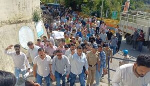 Nainital: भीमताल में युवक पर शोषण और धोखाधड़ी के आरोप, बाजार बंद कर प्रदर्शन