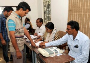 West Bengal: 15 बूथों पर 2 मई को री-पोलिंग, आयोग का आदेश