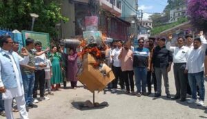 Uttarakhand: अल्मोड़ा में गैस सिलेंडर की कीमतों में भारी बढ़ोतरी पर कांग्रेस का प्रदर्शन
