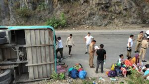Uttarakhand: बदरीनाथ हाईवे पर पलटी यात्रियों से भरी बस, सात घायल