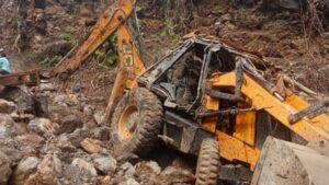 Uttarakhand: हाईवे चौड़ीकरण में लगी जेसीबी 120 मीटर गहरी खाई में गिरी, चालक की मौत