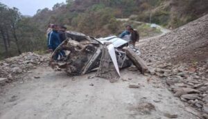Uttarakhand: अल्मोड़ा में दर्दनाक सड़क हादसा: 150 मीटर गहरी खाई में गिरी कार, तीन लोगों की मौत