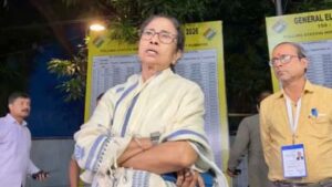 West Bengal: स्ट्रॉन्ग रूम दौरे पर घिरीं ममता बनर्जी, भाजपा ने कहा हार के डर से घबराहट