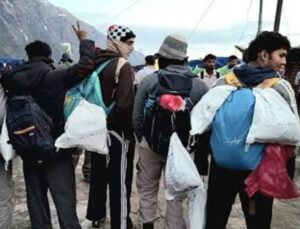 Uttarakhand: केदारनाथ में ‘कैरी मी बैक’ अभियान बना जनआंदोलन, श्रद्धालु निभा रहे हिमालय संरक्षण की जिम्मेदारी