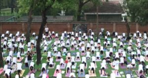 Uttarakhand: सिटी फॉरेस्ट पार्क में योग दिवस पर उमड़ा जनसैलाब, मुख्य सचिव ने किया योग, पार्क के आधुनिकीकरण के दिए निर्देश