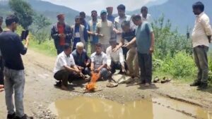 Uttarakhand: बदहाल सड़क के विरोध में ग्रामीणों का अनोखा प्रदर्शन, गड्ढों की पूजा कर जताया आक्रोश