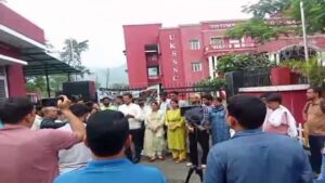 Uttarakhand: यूकेएसएसएससी शिक्षक भर्ती विवाद: अभ्यर्थियों ने चयन प्रक्रिया पर उठाए सवाल, आयोग से पारदर्शिता की मांग