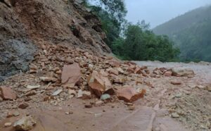 Uttarakhand: पिथौरागढ़ में बारिश बनी आफत: भूस्खलन और मलबा आने से कई सड़कें बंद, प्रशासन अलर्ट