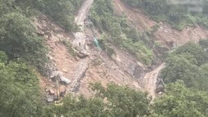 Uttarakhand: लगातार बारिश से यमुनोत्री हाईवे फिर बाधित, कई स्थानों पर भूस्खलन से आवाजाही ठप