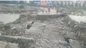 देहरादून में बारिश का असर: नंदा की चौकी का अस्थायी पुल बहा, यातायात डायवर्ट, लोगों से सतर्क रहने की अपील