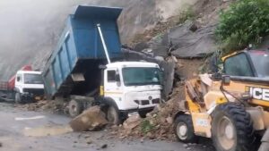 Uttarakhand: बांध परियोजना निर्माण स्थल पर अचानक गिरी चट्टान और मलबा, डंपर व जेसीबी क्षतिग्रस्त, बड़ा हादसा टला