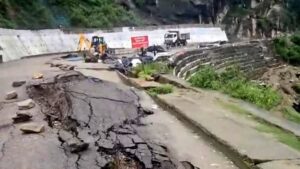 Uttarakhand: केदारनाथ हाईवे पर लगातार धंस रही जमीन, रामपुर बाजार पर मंडराया बड़ा खतरा