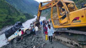 Uttarakhand: गंगोत्री हाईवे पर बड़ा हादसा टला: पापड़ गाड़ के पास गंगा की ओर फिसला पिकअप, कांवड़ यात्री सुरक्षित