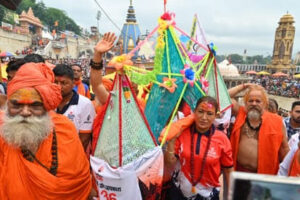 Uttarakhand: 2036 ओलंपिक की मेजबानी के संकल्प के साथ रेखा आर्या ने उठाई कांवड़, हरिद्वार से ऋषिकेश तक 22 किमी पैदल यात्रा