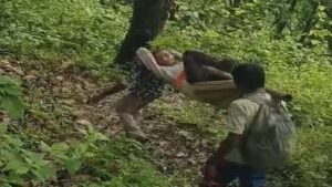 Uttarakhand: सड़क नहीं होने का दर्द: घायल बुजुर्ग को डंडे के सहारे अस्पताल पहुंचाने को मजबूर हुए ग्रामीण
