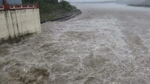 Uttarakhand: टोंस-यमुना में बढ़ी गाद, डाकपत्थर बैराज से छोड़ा गया 49 हजार क्यूसेक पानी; जलविद्युत उत्पादन प्रभावित