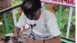 Nainital: छेड़छाड़ से भड़का ग्रामीणों का गुस्सा: महिलाओं ने आरोपियों के चेहरे पर पोती कालिख, पुलिस ने लिया हिरासत में