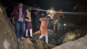 Uttarakhand: पौड़ी में सड़क बंद होने पर लिफ्ट लेकर और पैदल गांव पहुंचे धन सिंह रावत, आपदा प्रभावितों से ली जानकारी