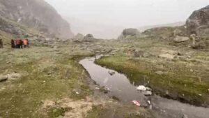 Uttarakhand: सतोपंथ मार्ग के चक्रतीर्थ में सीजन की पहली बर्फबारी, बर्फ की सफेद चादर से ढका पूरा इलाका