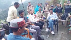 Uttarakhand: सड़क के लिए ग्रामीणों ने शुरू की कटिंग, 9 किमी पैदल चलकर पहुंचे DFO-एसडीएम; मंजूरी का दिया लिखित आश्वासन