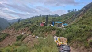 Uttarakhand: क्वारब बाईपास पर प्रशासन का नो-एंट्री आदेश बेअसर, रोक के बावजूद दौड़ते रहे भारी वाहन