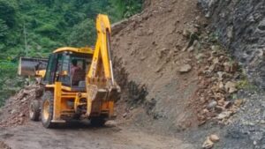 Uttarakhand: उत्तराखंड में बारिश का कहर: खतरे के निशान पर पहुंची यमुना, मलबे से छह मोटर मार्ग बंद