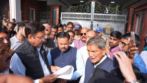 Uttarakhand: देहरादून में प्रदर्शन के बाद हरीश रावत समेत 30 कांग्रेस नेताओं पर मुकदमा, लोकभवन की बैरिकेडिंग पार करने का आरोप