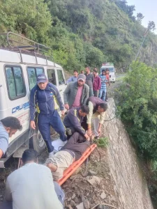 Uttarakhand: त्यूणी में श्रद्धालुओं की कार 300 मीटर गहरी खाई में गिरी, एक की मौत, दो गंभीर घायल