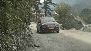 Uttarakhand: बदरीनाथ हाईवे की बदहाल स्थिति से तीर्थयात्री परेशान, ज्योतिर्मठ में 10 किमी के दायरे में भूधंसाव और संकरी सड़क बनी चुनौती