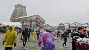 Uttarakhand: केदारनाथ धाम में बर्फबारी से बढ़ी ठिठुरन, अब तक 18.53 लाख श्रद्धालुओं ने किए बाबा के दर्शन