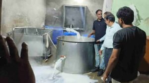 Uttarakhand: लक्सर में नकली पनीर बनाने वाली फैक्टरी सील, 10 कुंतल मिलावटी सामग्री नष्ट; खाद्य लाइसेंस भी निलंबित