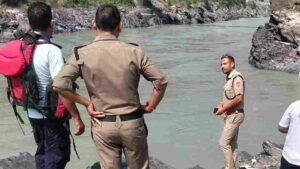 Uttarakhand: देवप्रयाग संगम तट पर दर्दनाक हादसा: दोस्त को बचाने की कोशिश में दूसरा युवक भी गंगा की तेज धारा में बहा